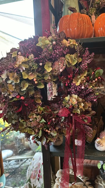 Herbstkranz mit Beeren und Laub im Laden der Blumenwiese