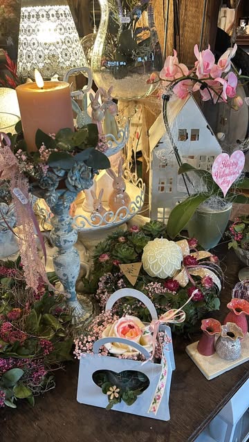 Frühlingshafte Tischdekoration mit Kerze und Porzellanfiguren