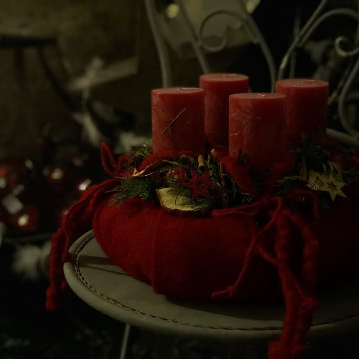Adventskranz mit roten Kerzen aus dem Laden der Blumenwiese